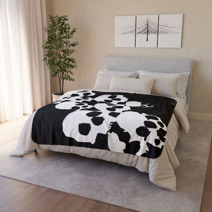 Skull Cluster Sherpa Blanket — Cozy Black & White Gothic Fleece Throw